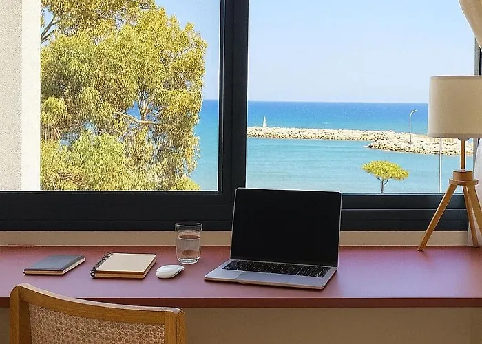 Seaview With Pool & Parking * Λάρνακα