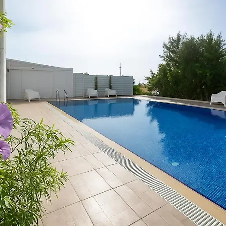 Apartment Seaview With Pool & Parking Larnaca